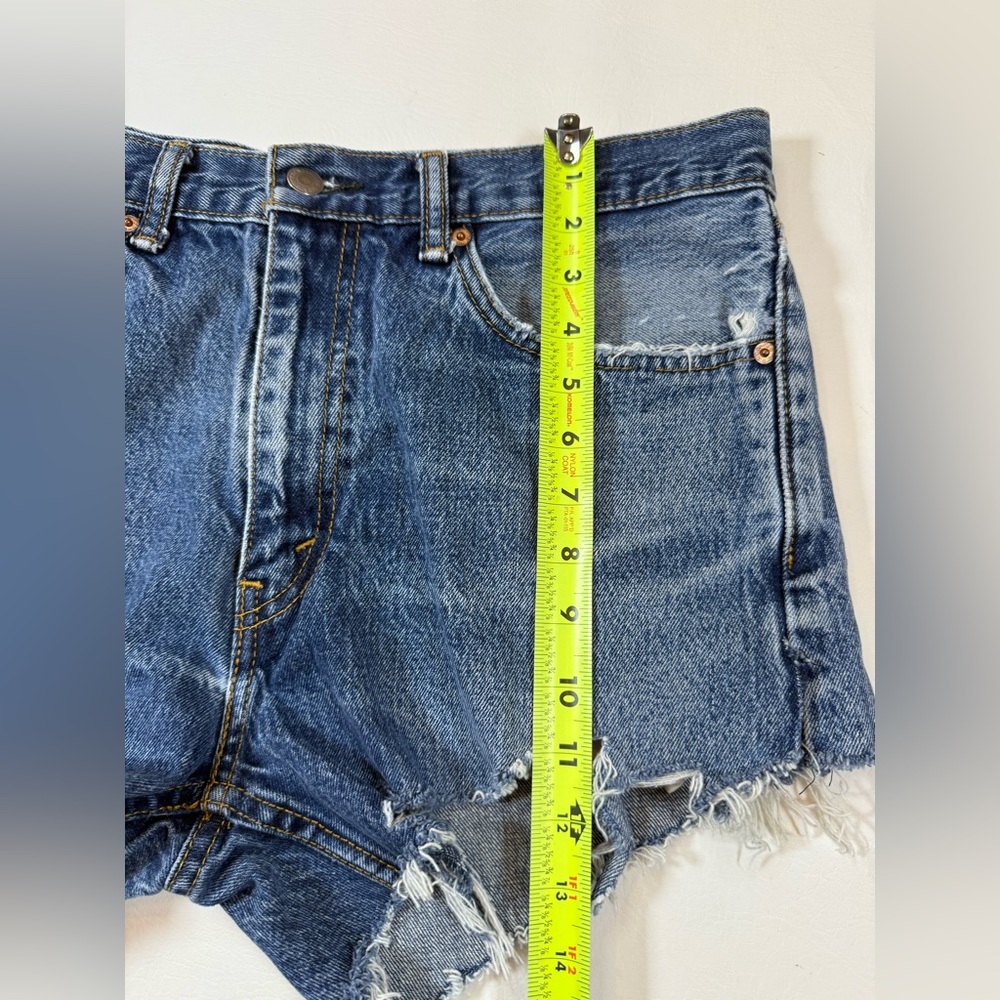 Levi’s dark wash mid rise 17in waist jean shorts distressed (bin T) - Picture 6 of 7